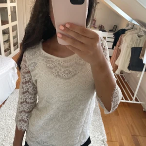 Spets tröja - Jättegullig tröja i spets med trekvarts ärmar från Lindex i storlek S. 