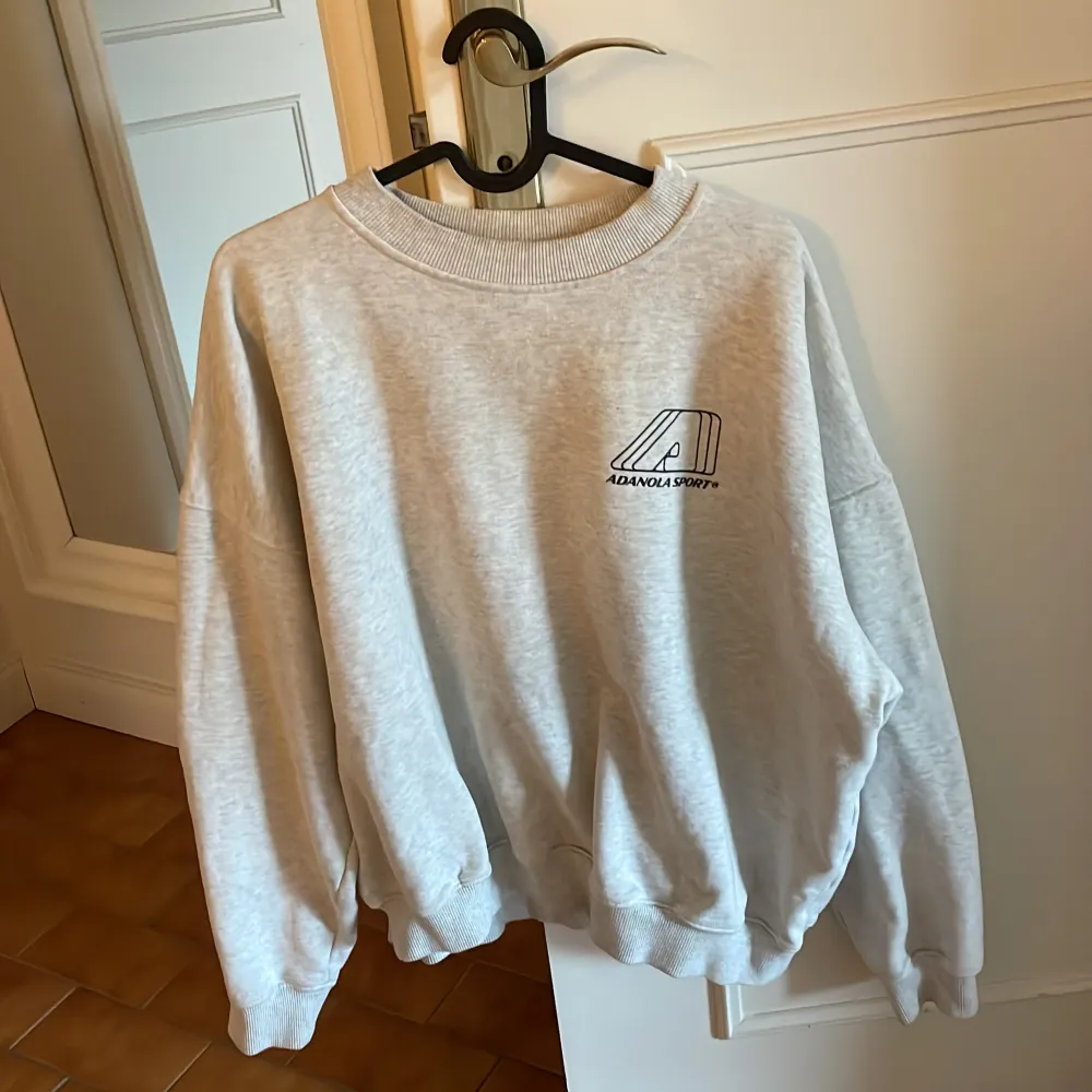 Adanola sweatshirt med tryck på ryggen🩶strl M. Tröjor & Koftor.