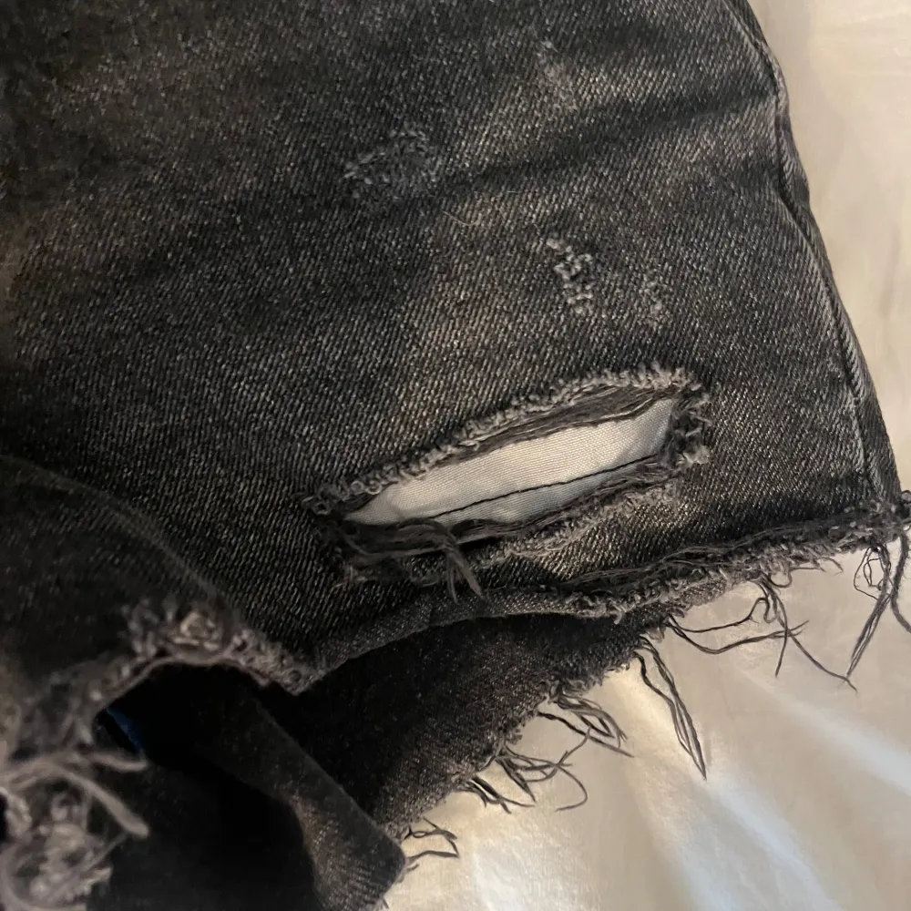 Säljer mina shorts från levis i modellen 501❤️❤️ dom är  väldigt högmigjade men as snyggt att ha dom uppknäppta om man gillar lågmidjat! Midjemåttet ät 32cm❤️. Shorts.