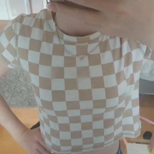 Rutig t - shirt😇 - Supper fin tröja från lindex i stolek 146/152😊Riktigt bra skick säljer pga att det inte är min still  och är förliten😘