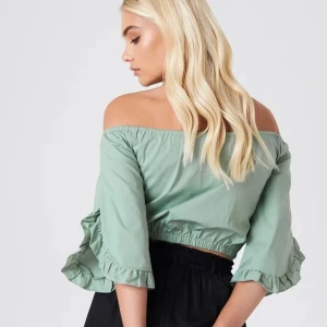 Andrea hedenstedt Topp - Söt grön topp från Andrea hedenstedt NAKD i bra skick! Använd få gånger  Första bilden är inte samma färg utan bara för att se hur den ser ut på :)
