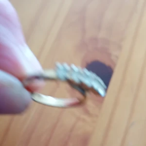 Ring guldfärgad med vita stenar jysterbar. - Ring guldfärgad med vita stenar metall jysterbar.