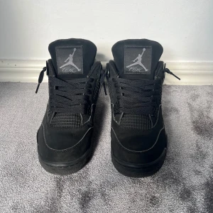 Jordan 4 Black cat - Tjo, säljer dessa sjukt feta Jordan 4 i färgen black cat eftersom dom inte används! Box, skor och crease skydd medföljer vid köp! ANVÄNDA 2 GÅNGER! Vh Henrik