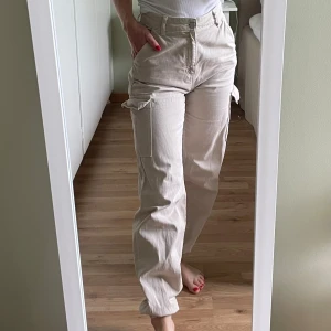 Cargobyxor  - Sköna beiga cargobyxor från Gina Tricot!
