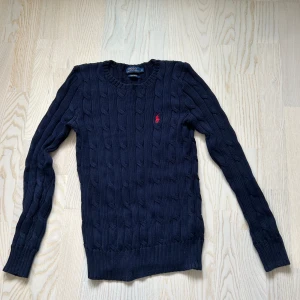 Ralph Lauren Cable-Knit sweatshirt  - Ralph Lauren Black Cable-Knit Sweater. Size XS. Small in it’s size.  In very good condition without defects. Very comfortable and cool looking. Retail price is around 2000 kr. Write for more questions and dimensions