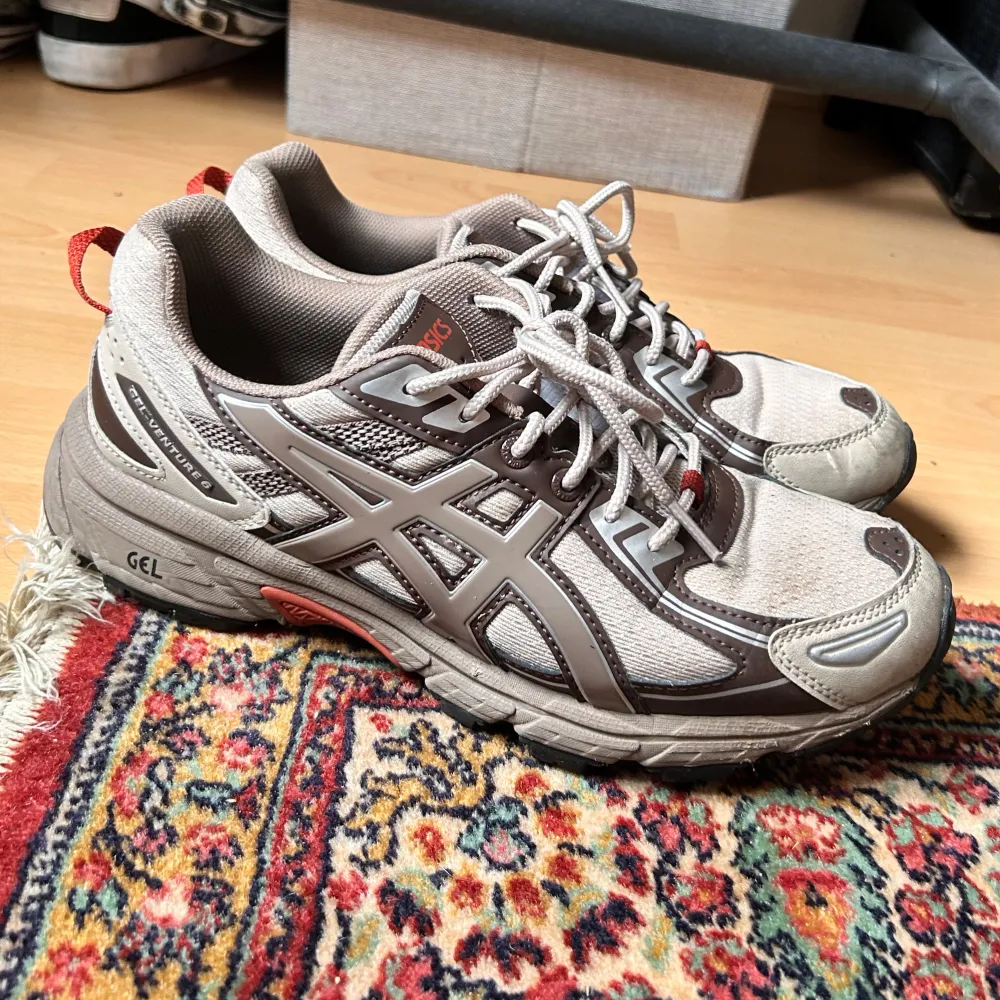 Sköna Asics skor använda några gånger men säljer pga för små. Inga större defekter köpta för ca 6 månader sedan.. Skor.