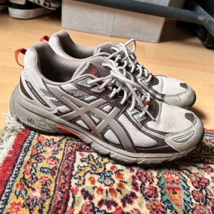 Asics - Sköna Asics skor använda några gånger men säljer pga för små. Inga större defekter köpta för ca 6 månader sedan.