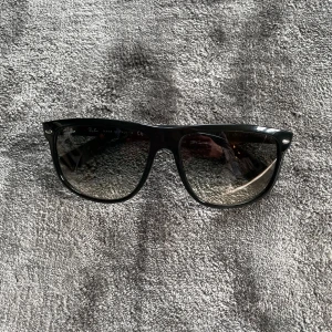 Rayban boyfriend 4147 - Säljer ett par snygga rayban boyfriend solglasögon. 