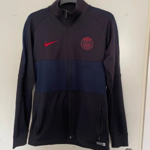 Psg kofta - Säljer en psg kofta i ganska bra skick. Den är i storlek M men passar även S. Pris kan diskuteras.