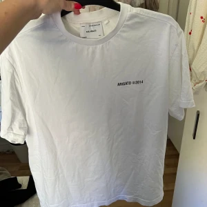 Axel Arigato T-shirt - Vit jättesnygg T-shirt från Axel Arigato, köptes för 900kr❤️står ingen storlek men är i XS elr S i women