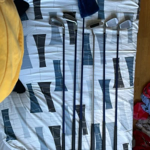 Golf klubbor till bra pris -  Jag säljer mina golfklubbor från Spalbing nu har jag inget nytta av dem så därför vill jag sälja dem de är 7/10 dom är ganska bra⛳️