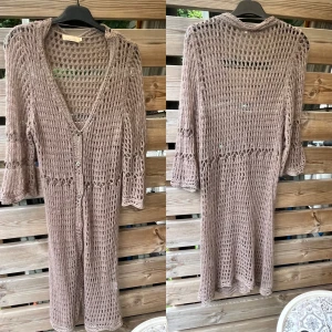 Så härlig kofta från Cream - Super härlig gles stickad knälång kofta från Cream, märkt stl L men jag tycker den är mer som en M-L lite töjbar. Så fin ovanpå topp med jeans el shorts. Inte mycket anv i fint skick!