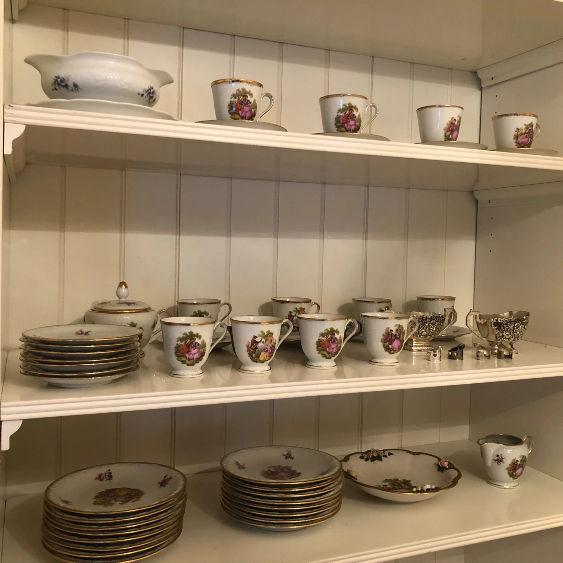 Porslinssamling med blommotiv