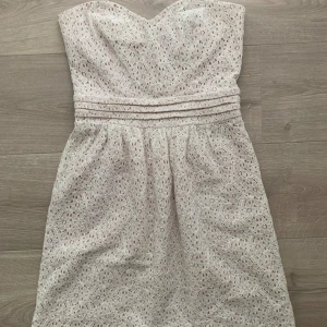 Spetsklänning  - En super söt vit spetsklänning💓 Den är badeau och perfekt nu på sommaren. Man kan både klä upp och ner den💓