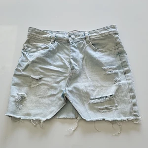 Ljusa jeansshorts från Zara - Supersnygg ljusblå jeanskjol från Zara i storlek XS! Säljer då jag växt ur den. Mycket bra skick! (Pris kan diskuteras)