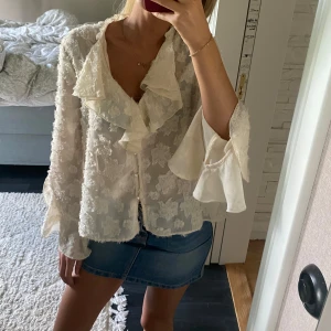 Volang blus - Jättefin volangblus köpt för något år sedan från zara! Knappt använd därav inga defekter, passar en storlek XS/S. Pris går att diskutera 💕