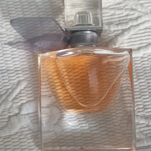 La vie est belle 30ml - Jag köpte den några år sedab däremot tröttna jag på den länge sen, jag har dock inte förpackningen