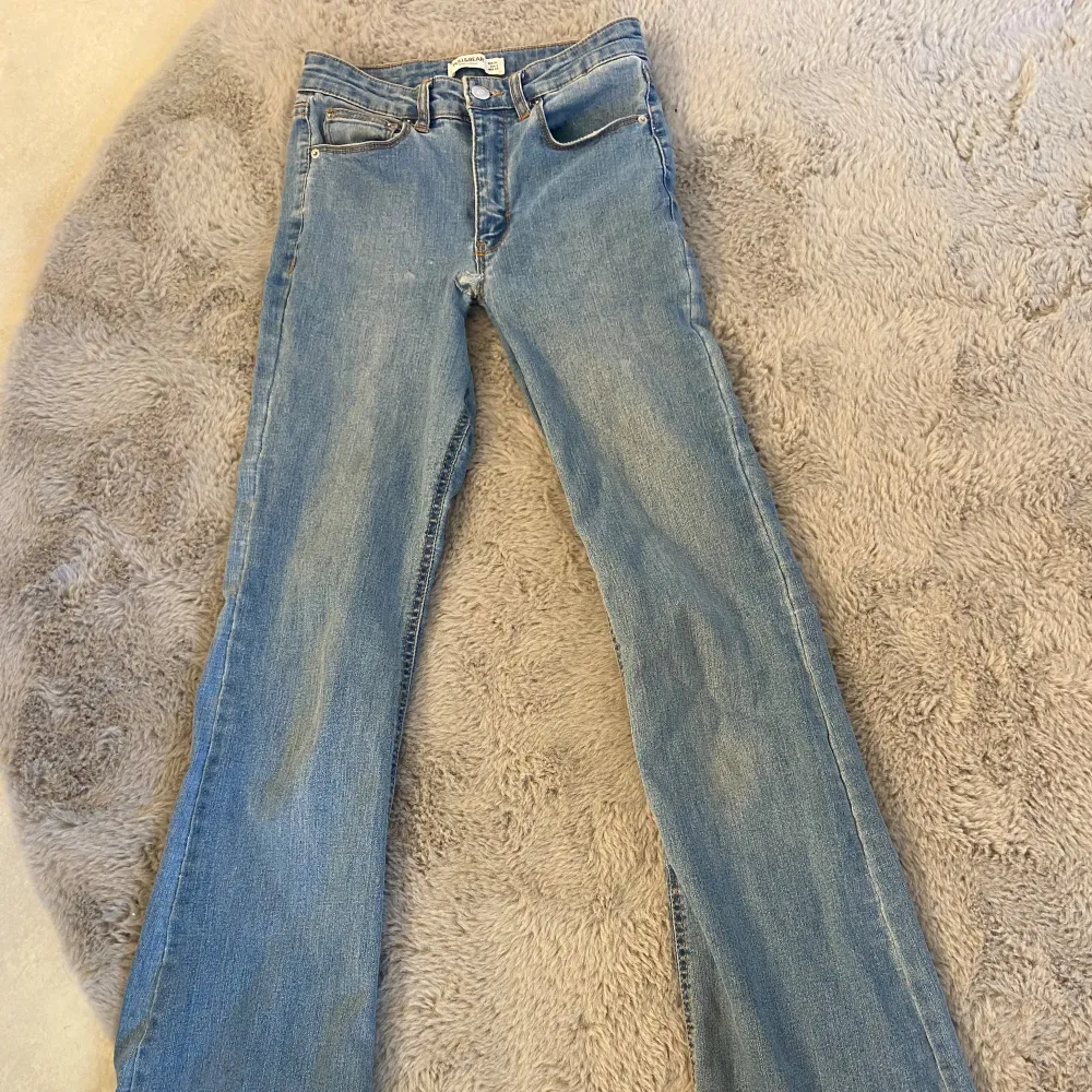 Sytt högmidjade jeans till lowwaist, säljer pga för små tyvärr💋 syns inte att de är sydda förutom biten mellan benen på bild tre, syns inte när de är på☺️💞(de är mycket lowwaist). Jeans & Byxor.