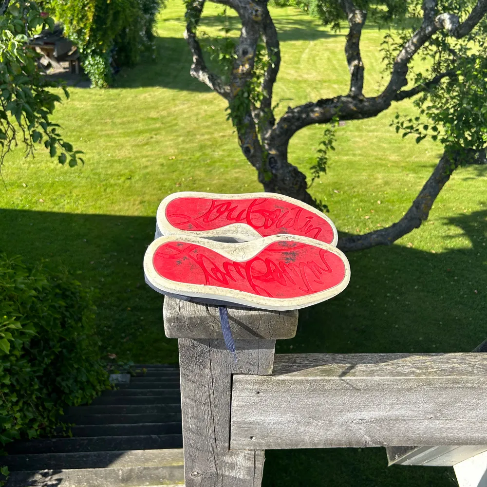 Hej säljer nu mina loubs som ör i ganska bra skick 7/10, endast en defekt framme vid tårna på vänster skon, bild på 5e bilden. Äkta såklart. Köpta för 4000 mitt pris 2300, kan gå ner i pris vid snabb affär. Tveka inte att höra av er om funderingar 🥂. Kengät.