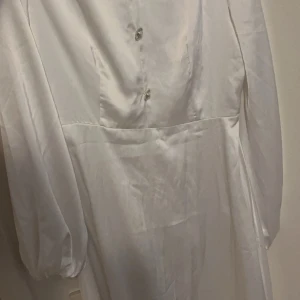 Super fint klänning från SHEIN i Storlek s. Använt två gånger.  - En lång klänning, från SHEIN storlek s. Har använt två gånger. 