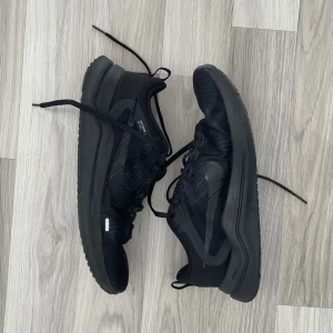 Nike träninsskor - Säljer ett par svarta löparskor från Nike, mycket bra skick. Storlek 45. Säljer de för 199kr