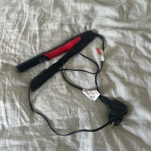 REVLON Airstraight🔥 - REVLON hårtork!! Den gör blött hår rakt, aningen kan man andvända den som plattång då den är 2-1 eller enbart föna håret rakt me den, 🔥 aldrig andvänd i superbra skick! Köpt för 1400 på amazon! Tillkommer en omväxlare då den passar amerikaska uttag! 