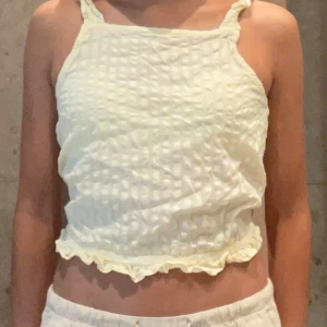 Linne - Tröjan är från H&M är andvänd 2 gånger typ så helt ny nästan 💓kostar 80kr med frakt 💓