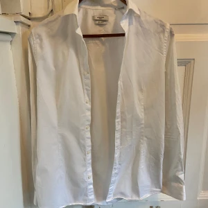 Jack & Jones skjorta  - Vit Jack & Jones premium skjorta säljes!  Storlek: Small Skick: Mycket bra, använd vid max fem tillfällen   Nypris: 500 kr Mitt pris: 150 kr  Om ni är intresserade av fler kläder från min profil kan ni få ett paketpris!