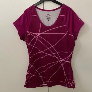 Nike träningströja - Nike-märket lite bortskavt, se sista bilden