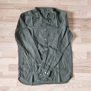 H&m skjorta | Grön - Använd kondition men det är inga skador | Grön | Storlek 75S
