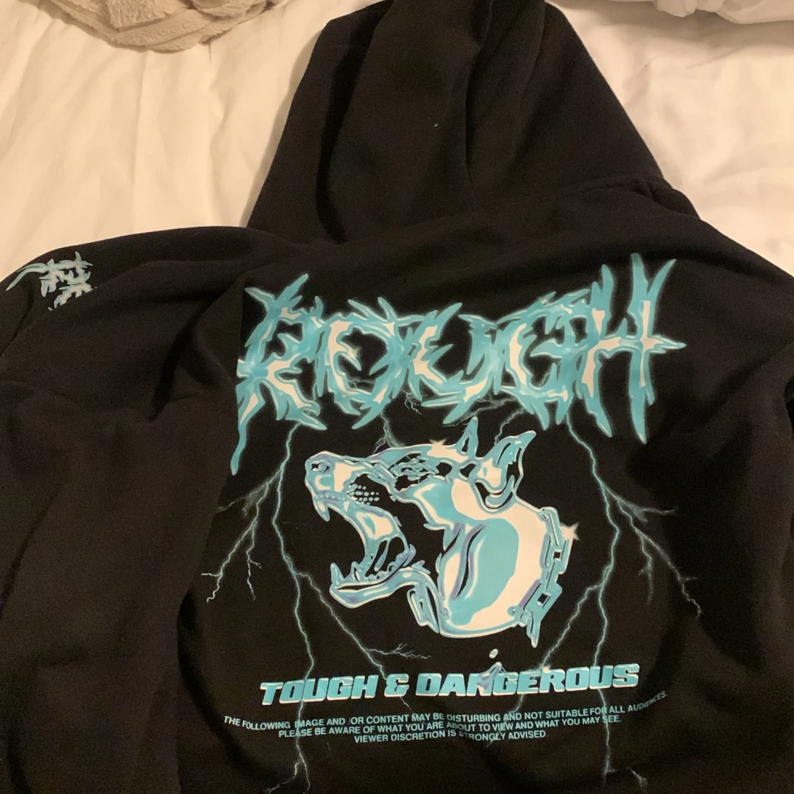 Svart kofta med tryck 