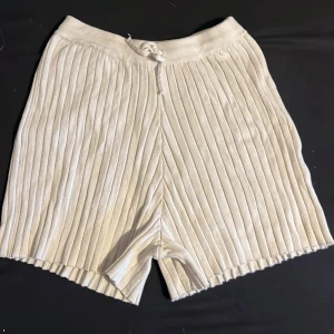 Mjukis shorts  - Beiga mjukis shorts. Säljer pga förstora. Andvända en gång.
