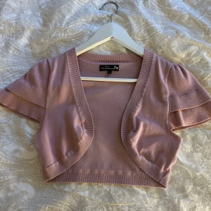 Bolero - Rosa fin bolero med volang. Fint skick 