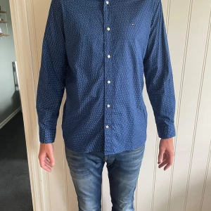 Skjorta Tommy Hilfiger regular stl L - Skjorta Tommy Hilfiger regular stl L Skick: 9/10