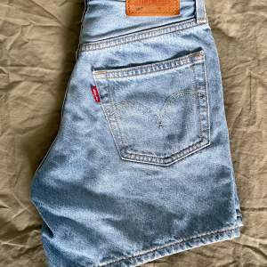 Levi’s 501 - jeansshorts i storlek W23 i fin ljusblå denim. Mycket bra skick - sparsamt använda. 