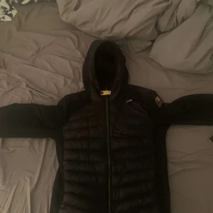 Säljer min killes jacka - Jätte bra skick, och ordinarie pris är 5000🥰
