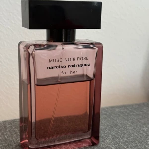 Narciso rodriguez musc noir rose 50 ml - Säljer denna använda parfym med ett billigare pris. Ordinarie pris för 50ml är 999:-, jag säljer denna för 430:- Huvudnot: Bergamott, Rosépeppar Hjärtnot: Mysk,Tuberose  Basnot: Vanilj, Patchouli, Mocka  En parfym som verkligen håller länge! 