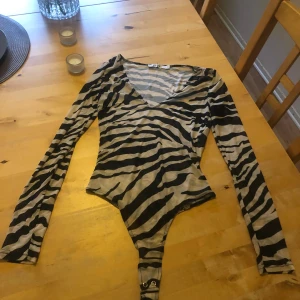 Ny Body stl S - Supersnygg body stl S från Na-Kd helt ny!!! Snygg passform.