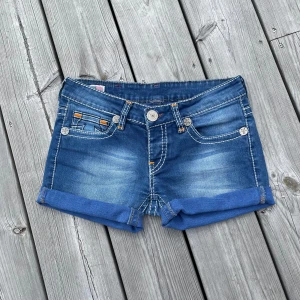 True Religion Low Waist JeansShorts - Mycket bra skick🥰Kolla gärna in våra andra varor också🤩 Midjemått: 76 (stretchiga) Ytterbenmått: 26