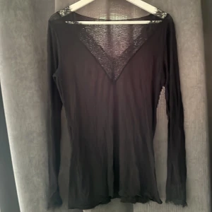 Intimissmi tröja  - Jätte fin Intimissmi tröja med spetts, däremot har den tyvärr fått 3 små hål precis vid handleden 🤕