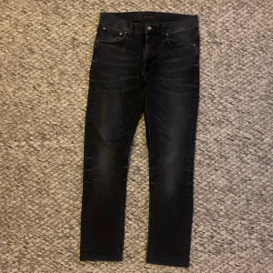 Nudie jeans - Riktigt grymma nudie jeans närproducerade här i Gbg. De har en fet wash på dom och dom sitter slim på bena (uppsydda)! Ifall mer frågor eller bilder så skriver ni i DM!🤜🤛