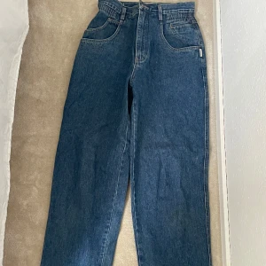Jeans  - Jeans i storlek 38. Tjatar i midjan och bredare i låren vilket skapar en snygg figur. 