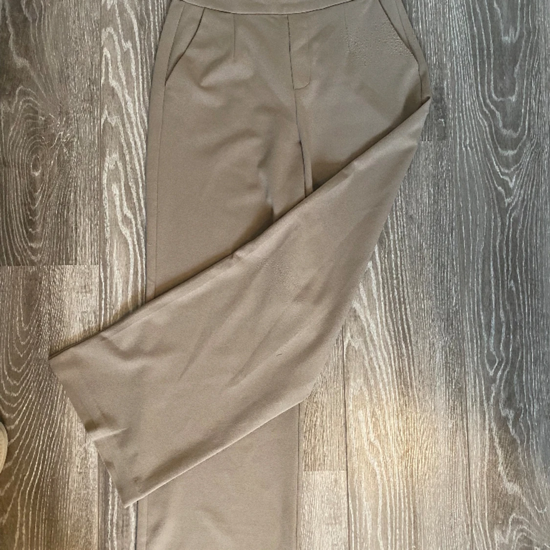 Beiga kostymbyxor 