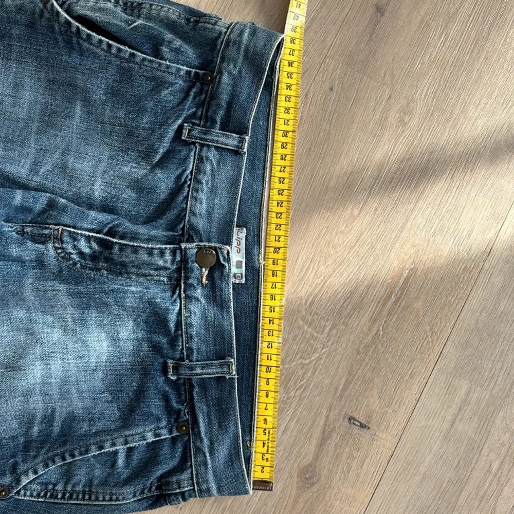Lågmidjade vintage jeans som inte kommer till andvändning längre midjemått rakt över 38 cm, innerbenslängd ca 79 cm💕. Jeans & Byxor.
