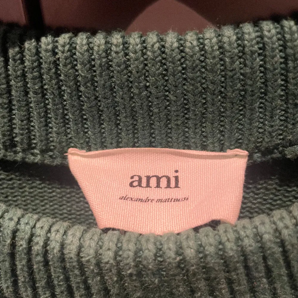 Äkta Ami Paris tröja i grönt. Oversized modell i storlek: M        Mycket gottar skick.  Köpt i butik för över 2500 kr    Tryck på ”Köp nu ” för att köpa. Tröjor & Koftor.
