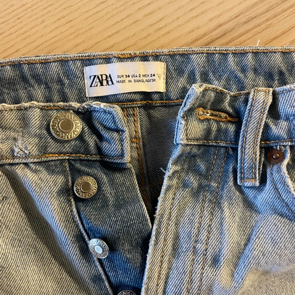 Ljusblå zara jeans, knappt använda fint skick! Storlek 34 är 165cm och dom är rätt långa på mig☺️midwaist. Jeans & Byxor.