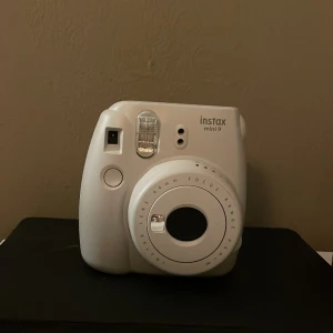 Instax mini 9 kamera - Den är i bra skick, använd fåtal gånger. Kommer aldrig till användning därav säljes. Fodral till kamera och fotobok följer med
