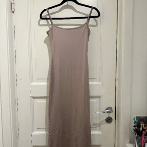 Långklänning - Skims ”dupe” klänning från BERSHKA, så himla fin men färgen passade inte riktigt mig, aldrig använd bara testad  Samfraktar gärna så kolla in annat jag säljer❤️