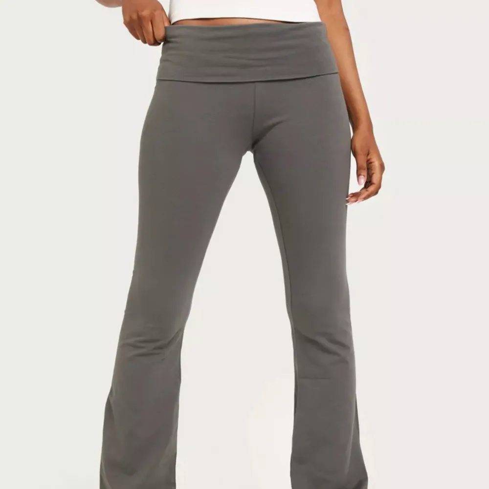 Säljer mina jättefina yoga pants ifrån Nelly💕Dem är använda runt 15ggr och dem används bara inte längre💕inga defekter💕nypris (299kr)💕passar mig i längden perfekt som är 173cm lång💕. Jeans & Byxor.