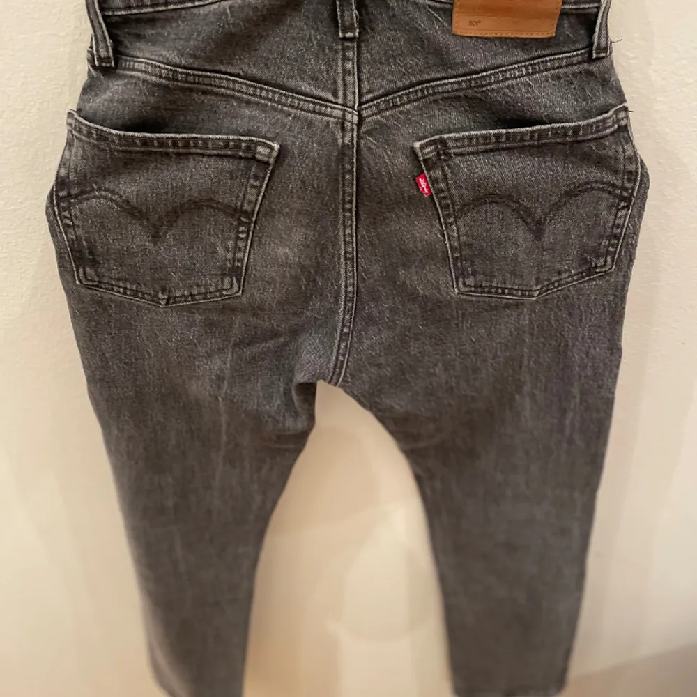 Säljer dessa jeans i ett bra skick 8/10. Storlek W25 L28. Svag svart färg och nypriset är 1100kr. Priset kan såklart diskuteras.. Jeans & Byxor.